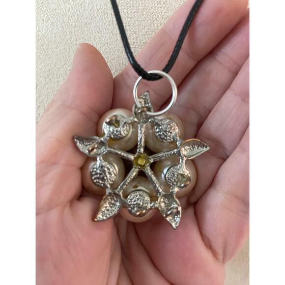 Vintage pearl flower necklace - Picture 4 of 5